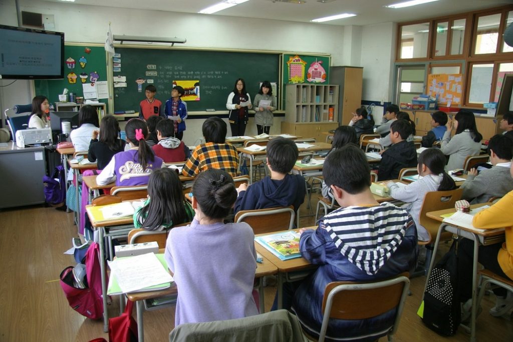 A imagem destaca a importância da educação inclusiva, onde todos os alunos têm a oportunidade de aprender juntos em um ambiente acolhedor e diversificado.