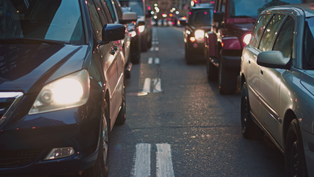 Carros respeitando a sinalização de trânsito horizontal.