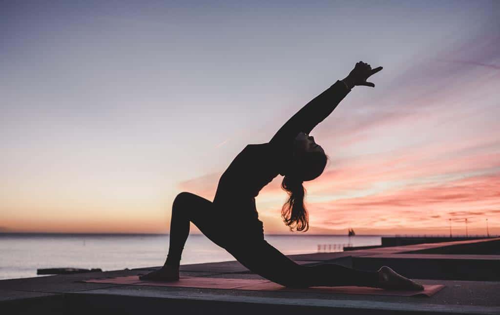 Yoga: O que é, tipos, benefícios, posturas e como fazer