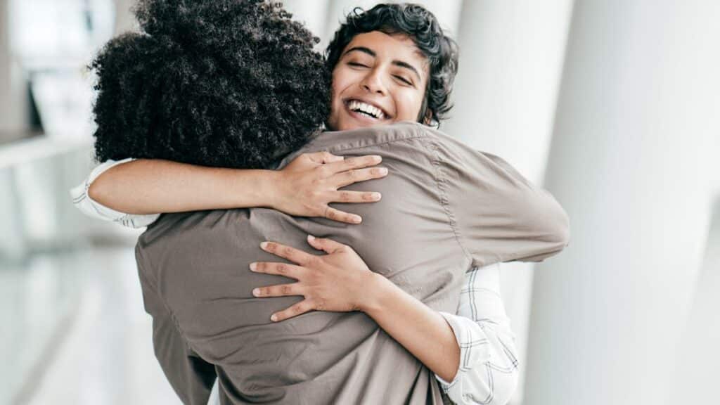 abraço entre amigas