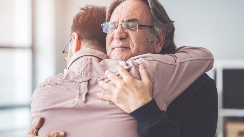 pai e filho se abraçando