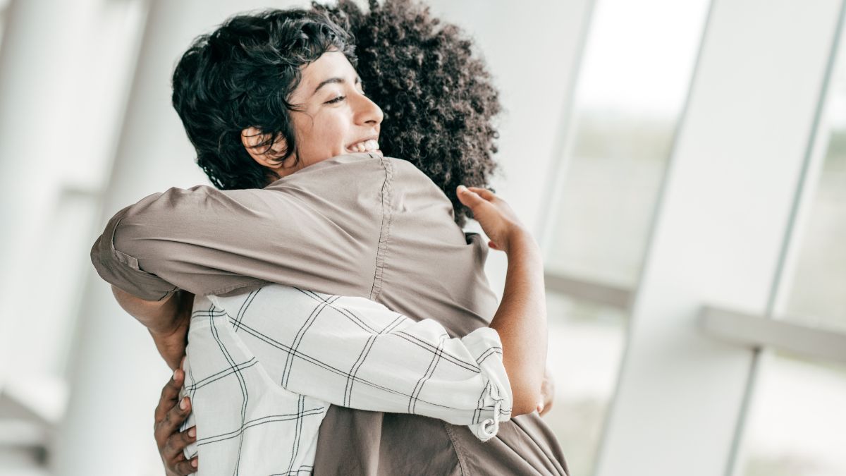 amigas durante abraço