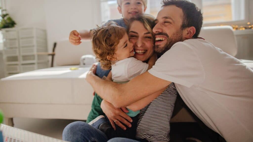 família se abraçando