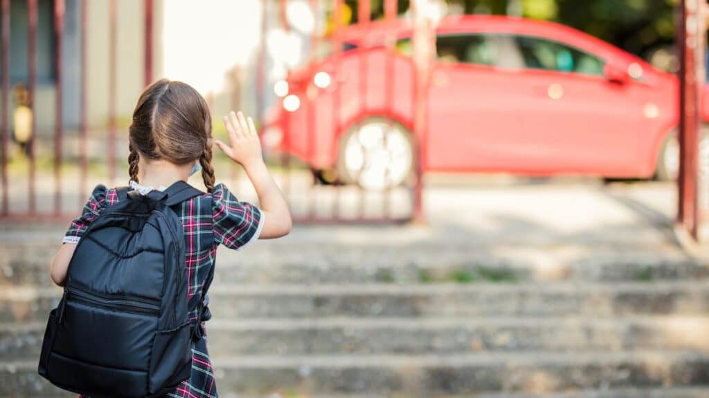 criança durante a saída da escola