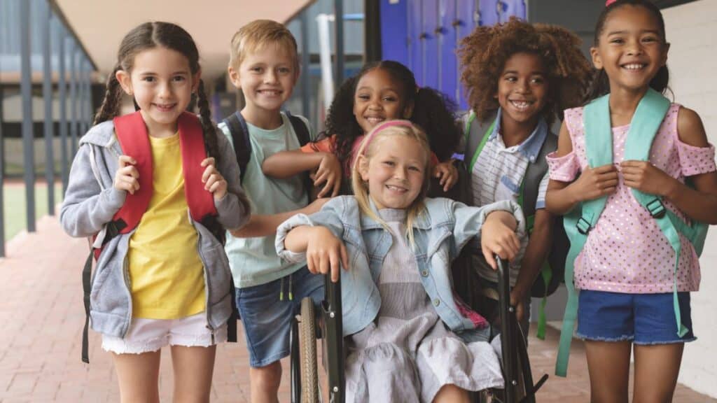 crianças juntas em uma escola inclusiva