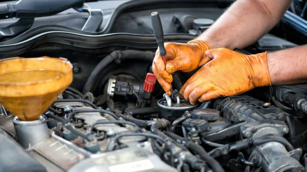 mecânico realizando manutenção motor