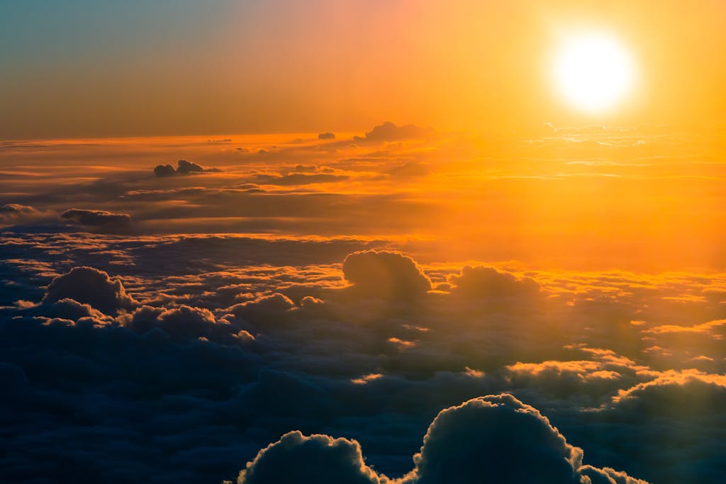 imagem aérea das nuvens e do sol