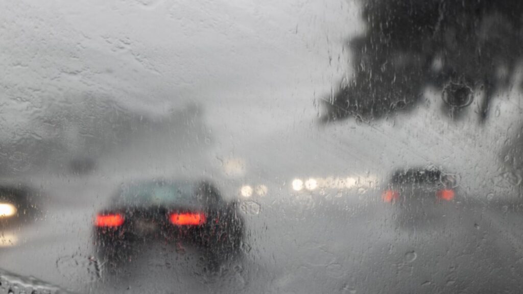 chuva no para-brisa de um carro na estrada