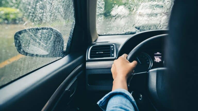 motorista dirigindo na chuva