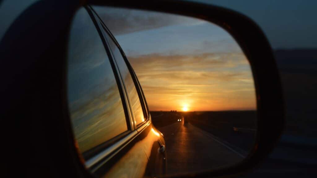 retrovisor de carro refletindo por do sol