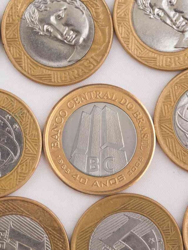 CROPPED: Coleção de moedas de R$1, com a moeda comemorativa dos 40 anos do Banco Central em destaque.