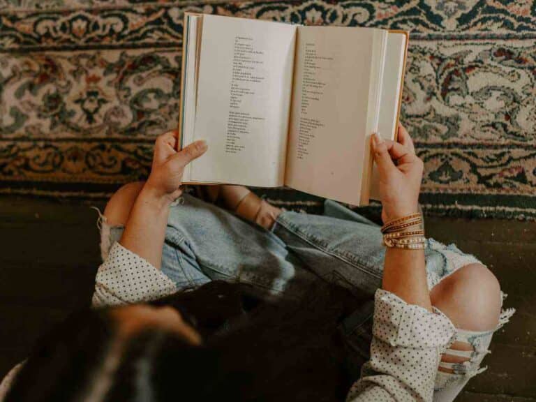 Mulher lendo poemas do romantismo brasileiro.