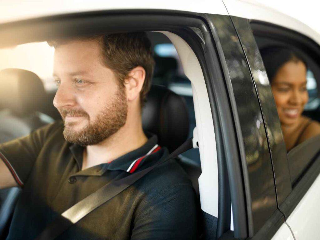 Motorista viajando de carro com todos os ajustes realizados adequadamente.