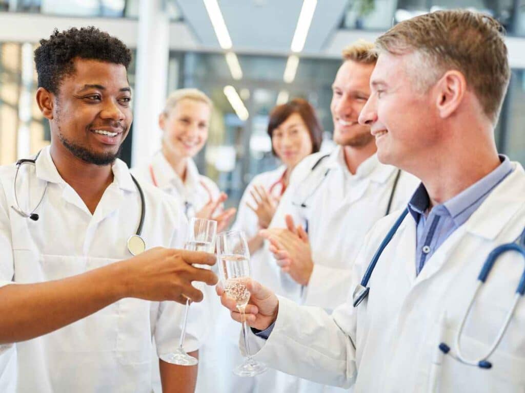 Aprovados comemorando terem passando em concurso público do SAMU.