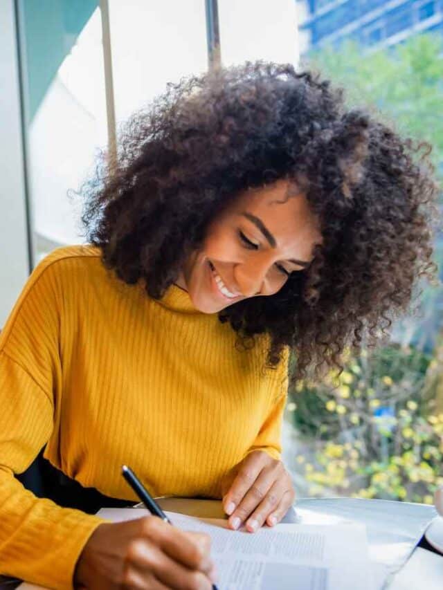 CROPPED: Aluna estudando sobre a constituição federal do brasil.