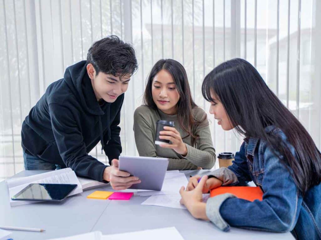 Alunos estudando a forma correta de escrever mexer ou mecher em roda.