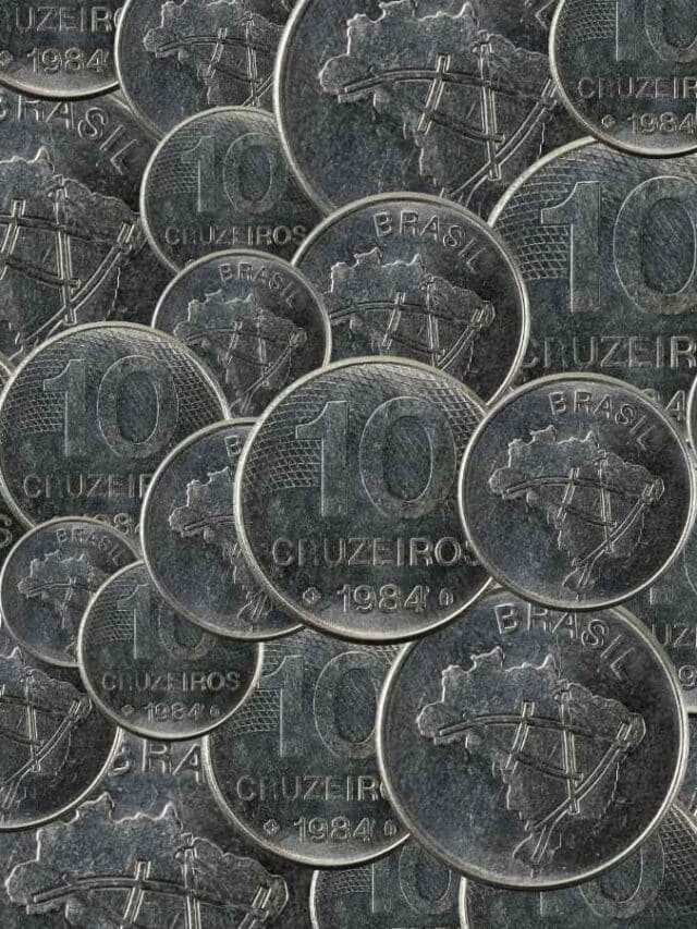 Amontoado de moedas de 10 Cruzeiros.