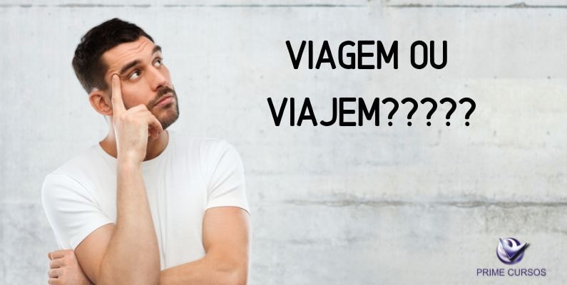 Homem com expressão pensativa, vestindo uma camiseta branca, com a mão no rosto em um gesto de reflexão. Ao lado dele, está escrito em letras pretas: 'VIAGEM OU VIAJEM?????'. No canto inferior direito, há um logotipo da 'PRIME CURSOS'. O fundo é um ambiente claro e neutro, com uma parede cinza.