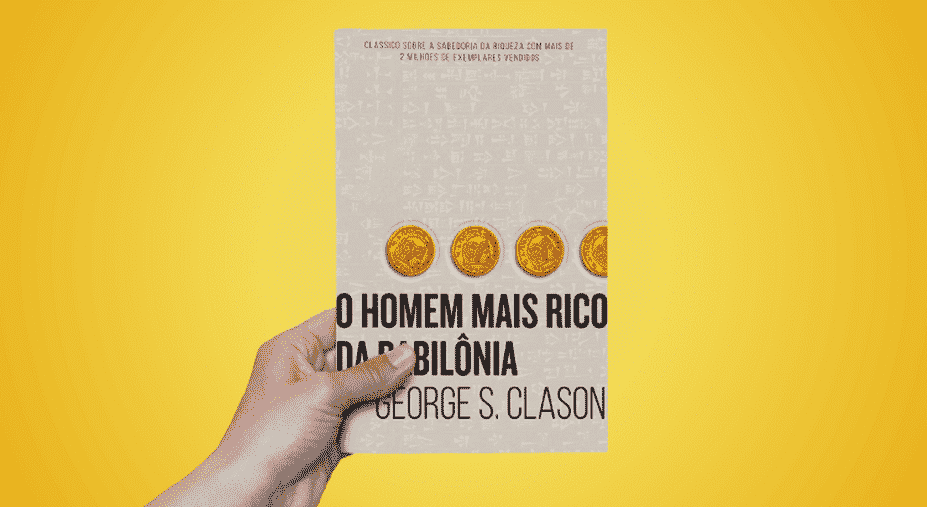 Uma mão segura o livro 'O Homem Mais Rico da Babilônia' de George S. Clason contra um fundo amarelo vibrante. A capa do livro tem um design minimalista, com um fundo bege texturizado que lembra inscrições antigas. Na parte superior, há uma linha de texto pequeno destacando que é um clássico sobre sabedoria financeira, com milhões de exemplares vendidos. O título do livro está em letras grandes e pretas, e acima dele, há a ilustração de quatro moedas douradas alinhadas horizontalmente. O nome do autor aparece na parte inferior da capa em fonte menor.